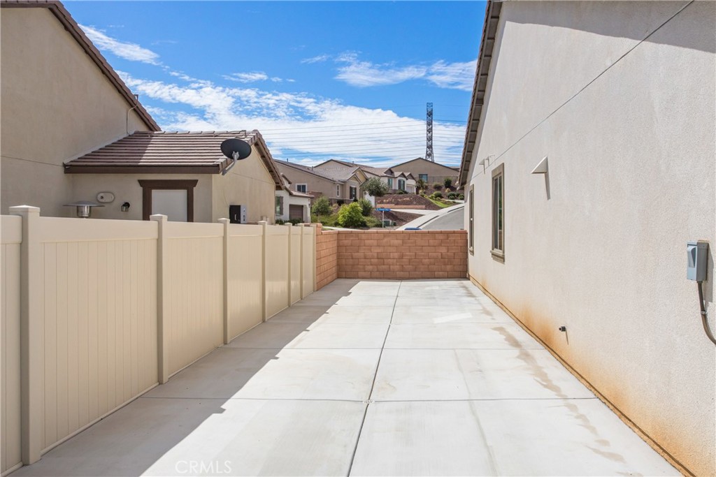 1264 Joshua Tree Road Calimesa, CA 92320 - Photo 22 of 26 side yard