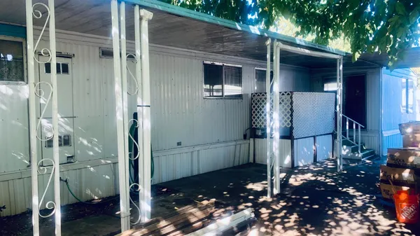 a view of back yard of the house