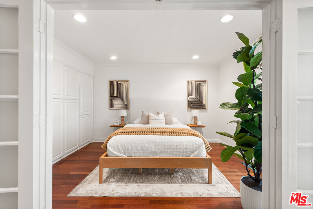 8640 Gulana Avenue, Unit K3017 Playa del Rey, CA 90293 - Photo 14 of 19 a room with a bed and a potted plant