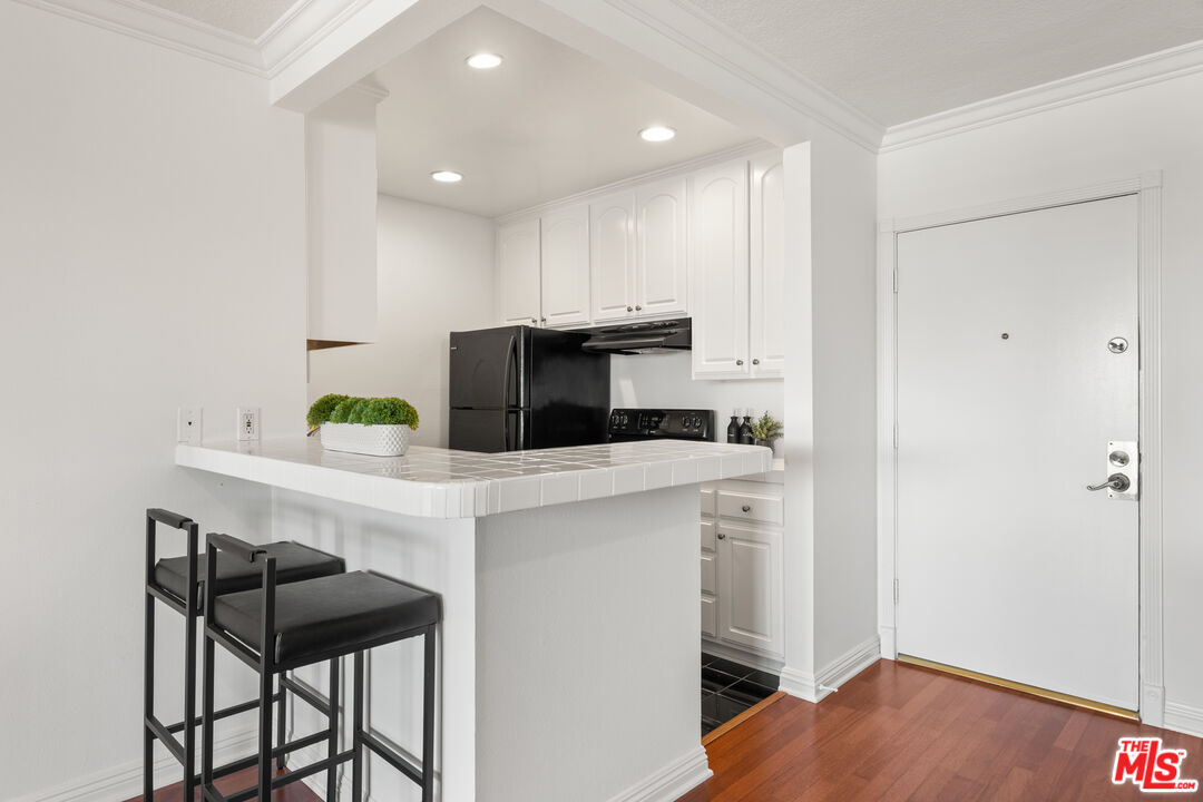 8640 Gulana Avenue, Unit K3017 Playa del Rey, CA 90293 - Photo 7 of 19 a kitchen with a table and chairs