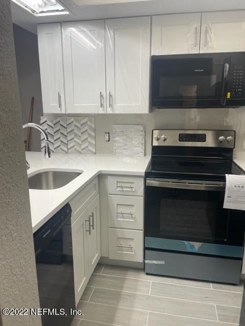 3175 Ravines Road, Unit 3704 Middleburg, FL 32068 - Photo 3 of 11 a kitchen with a stove and a microwave