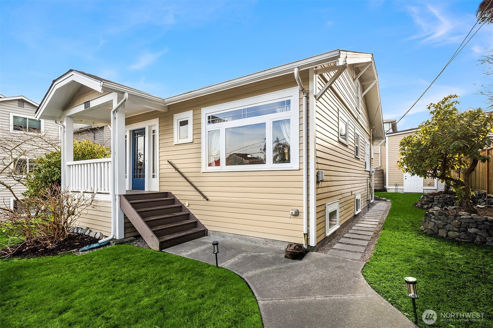 a view of a house with a yard