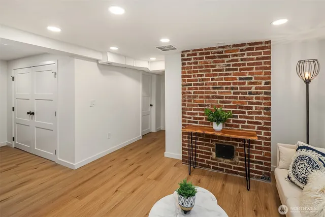 a view of livingroom with furniture