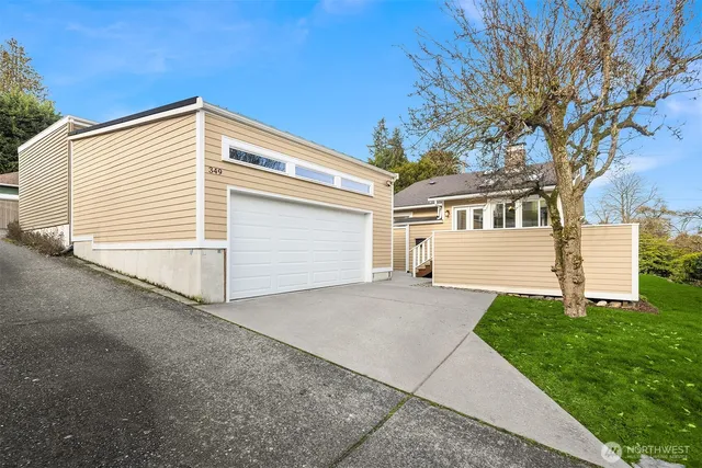 a view of backyard with a garden