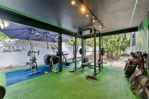 a room with lots of tables and chairs