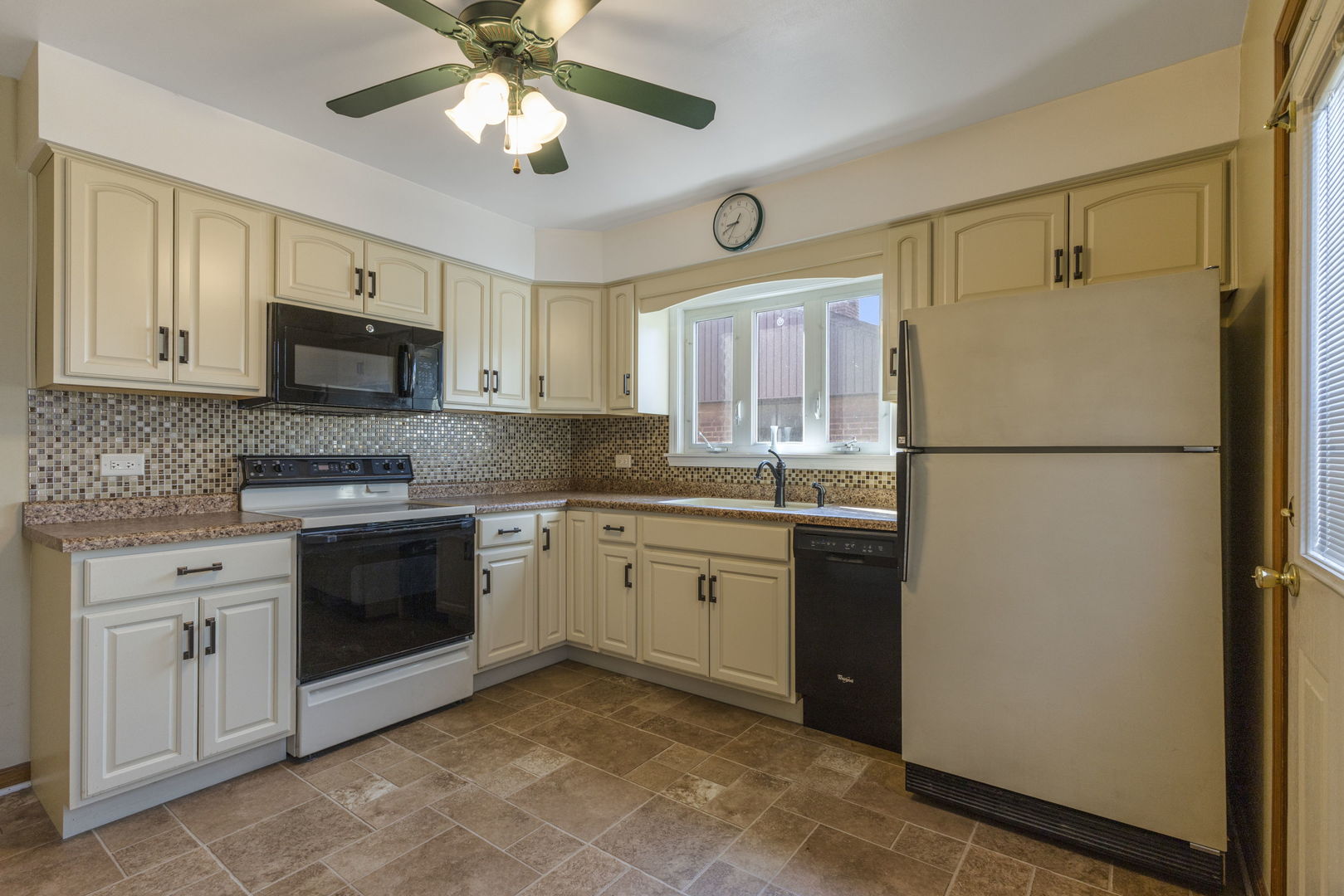 2240 South 9th Avenue North Riverside, IL 60546 - Photo 9 of 21 Gallery Image 9