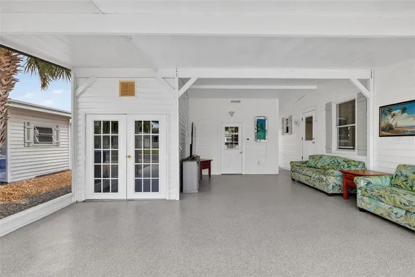 a view of livingroom with furniture