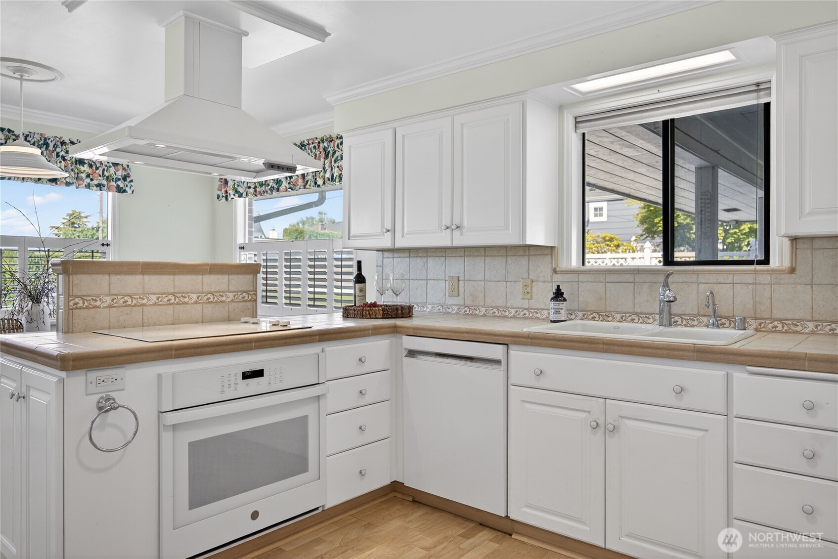 901 Rucker Avenue Everett, WA 98201 - Photo 12 of 40