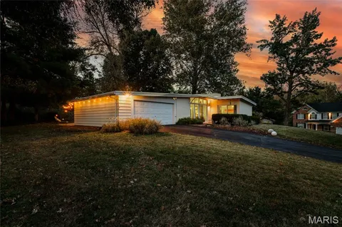 $489,900 | 709 Cheviot Court, St. Louis, MO 63122