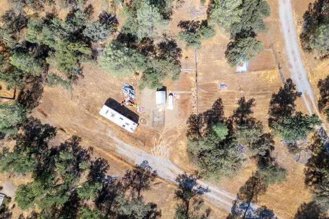 a view of a house with backyard