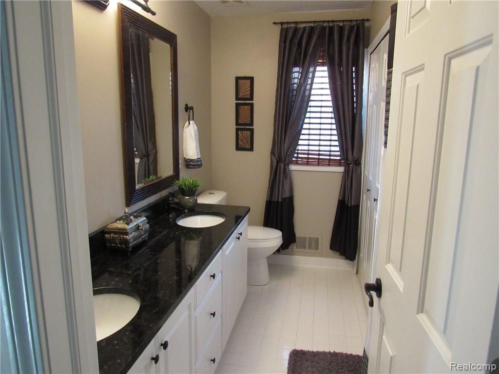 342 Jonathan Drive Rochester Hills, MI 48307 - Photo 19 of 25