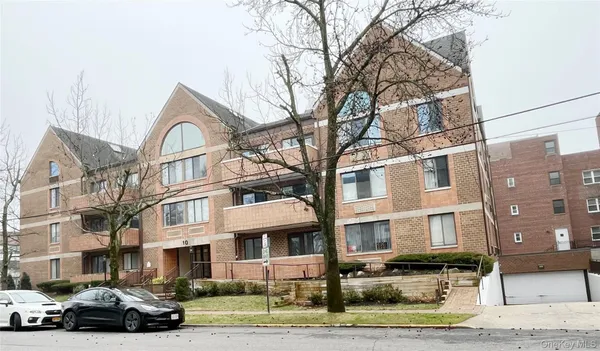 $688,000 | 10 Canterbury Road, Unit 1B, Great Neck, NY 11021