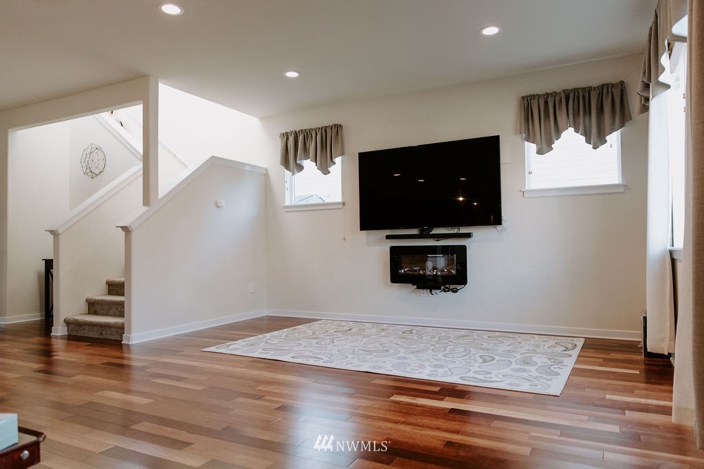 673 Ilwaco Place Northeast Renton, WA 98059 - Photo 9 of 29 Gallery Image 9