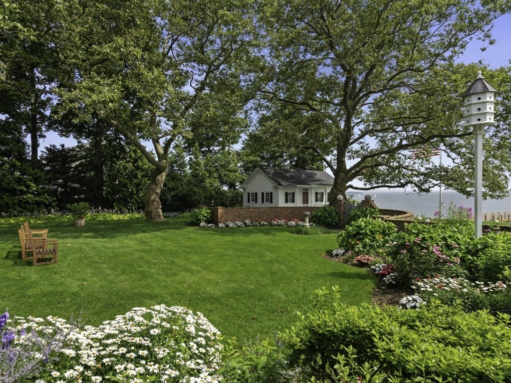 247 King Caesar Road Duxbury, MA 02332 - Photo 33 of 38 a front view of a house with garden