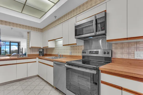 $3,650 | 11370 12 Oaks Way, Unit 412, North Palm Beach, FL 33408