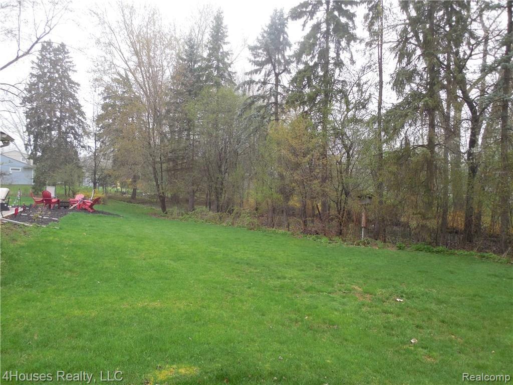 2686 New England Drive Rochester, MI 48309 - Photo 11 of 58 Back yard