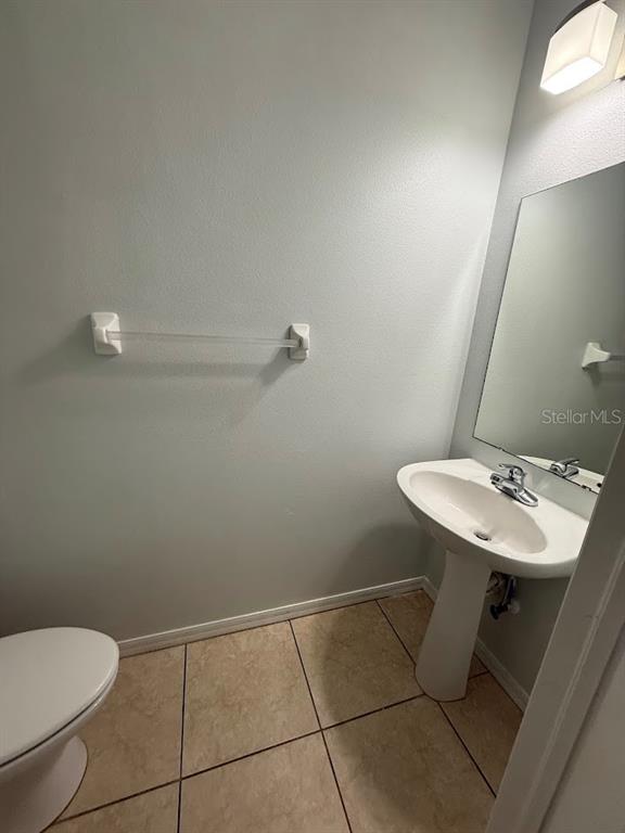 1567 Blue Magnolia Road Brandon, FL 33510 - Photo 8 of 23 a bathroom with a sink toilet and a mirror