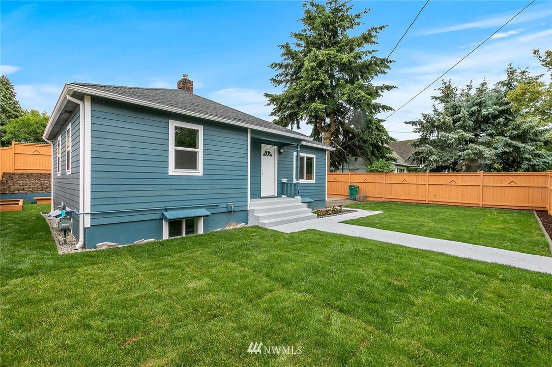 12070 Renton Avenue South Seattle, WA 98178 - Photo 2 of 22 Gallery Image 2