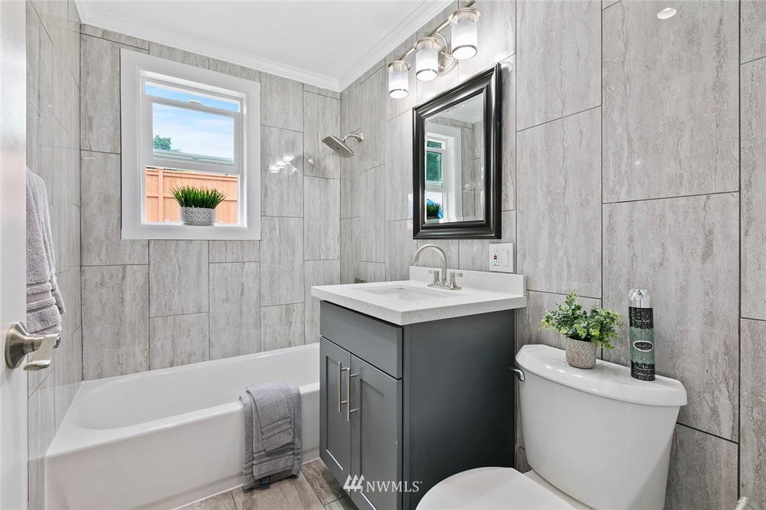 12070 Renton Avenue South Seattle, WA 98178 - Photo 12 of 22 Gallery Image 12