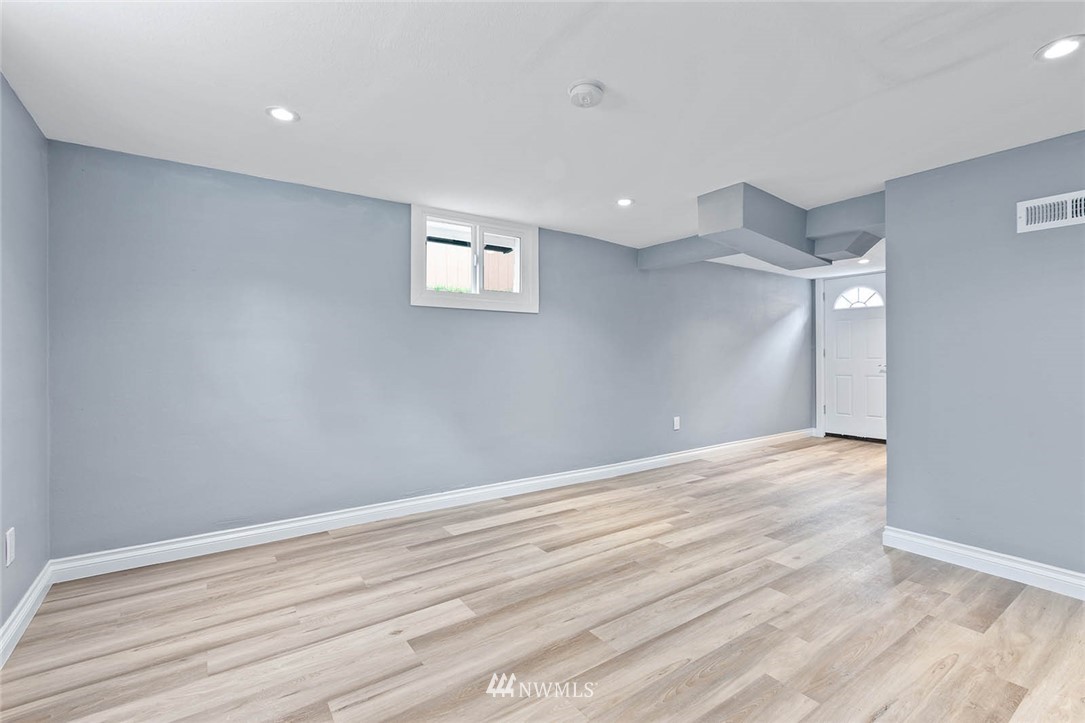 12070 Renton Avenue South Seattle, WA 98178 - Photo 13 of 22 Gallery Image 13