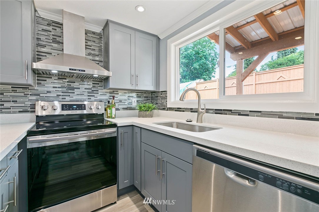 12070 Renton Avenue South Seattle, WA 98178 - Photo 9 of 22 Gallery Image 9