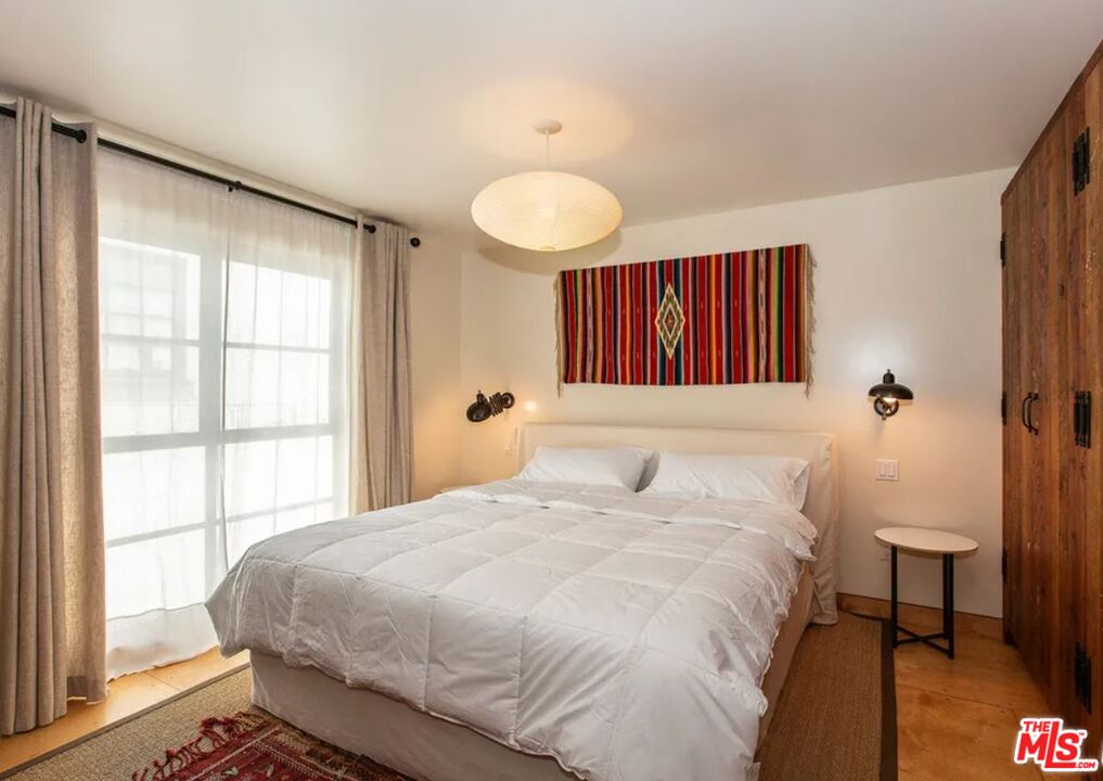 309 South Hamel Road Los Angeles, CA 90048 - Photo 16 of 34 a bedroom with a bed and a window