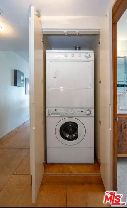 309 South Hamel Road Los Angeles, CA 90048 - Photo 18 of 34 a utility room with dryer and washer