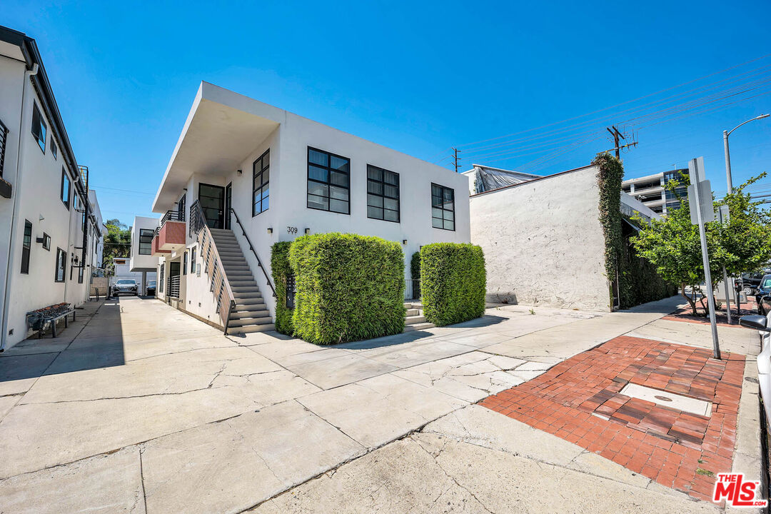 309 South Hamel Road Los Angeles, CA 90048 - Photo 3 of 34 a view of a house with backyard