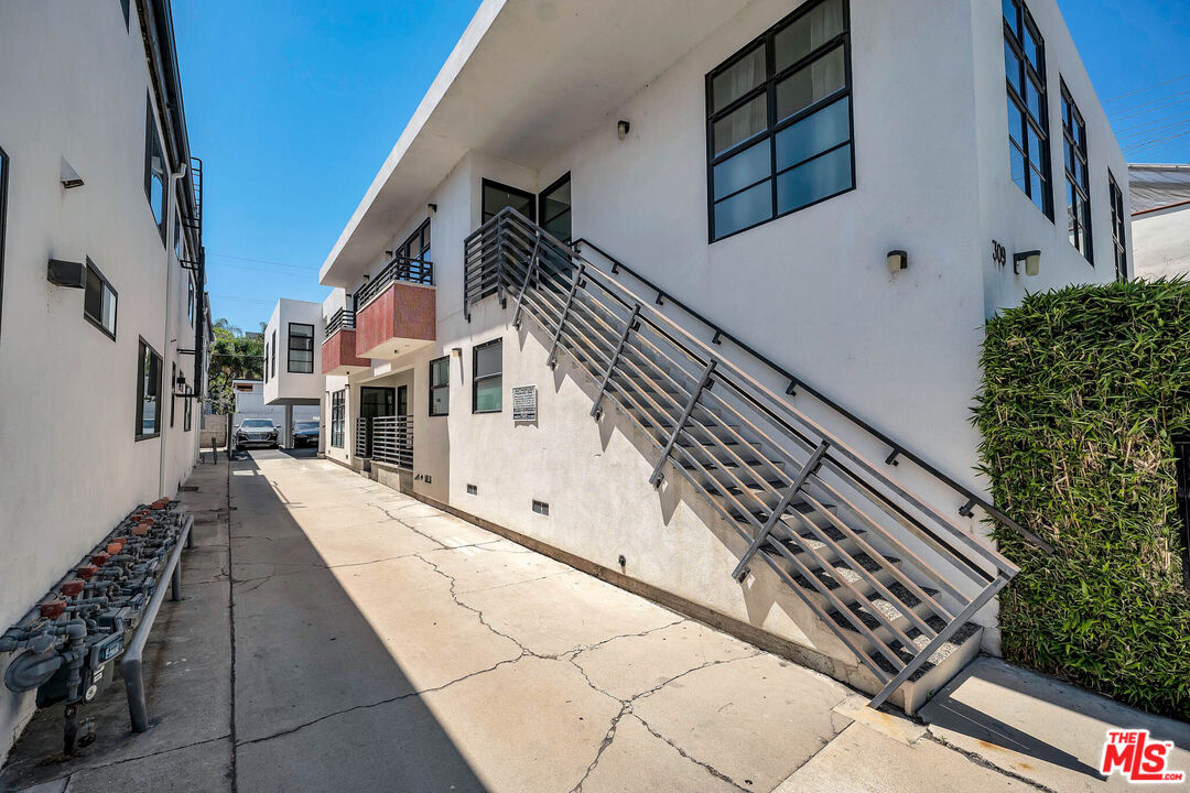 309 South Hamel Road Los Angeles, CA 90048 - Photo 5 of 34 a view of a house with entryway and stairs
