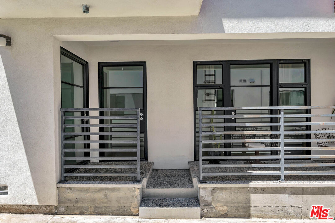 309 South Hamel Road Los Angeles, CA 90048 - Photo 6 of 34 a view of entryway
