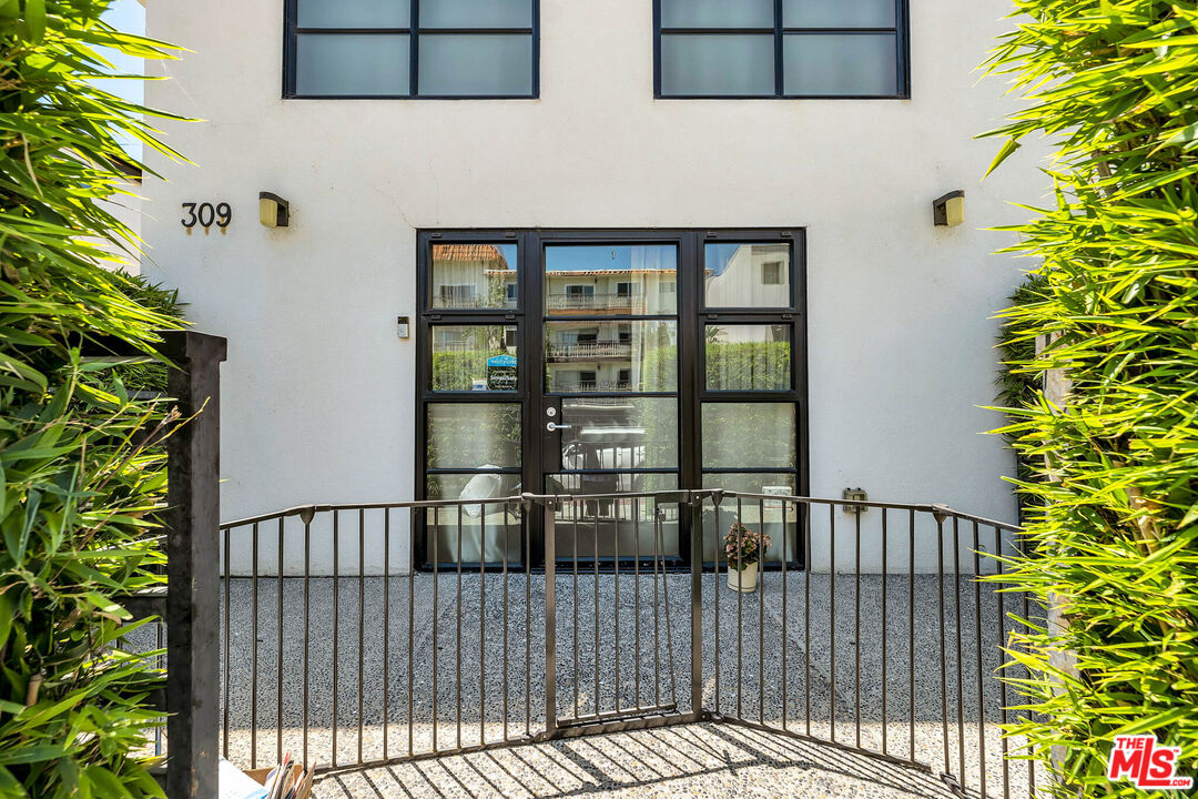309 South Hamel Road Los Angeles, CA 90048 - Photo 9 of 34 a view of entryway