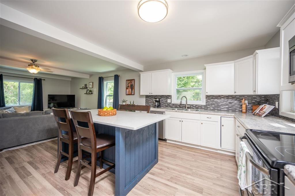219 West Sugnet Road Midland, MI 48640 - Photo 5 of 23 50052857-4.JPG