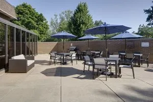 $3,700 | 1910 Chestnut Avenue, Unit C104, Glenview, IL 60025