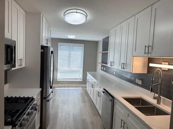 $3,700 | 1910 Chestnut Avenue, Unit C104, Glenview, IL 60025