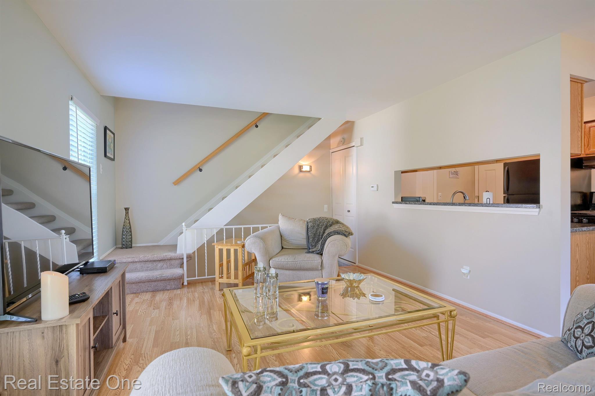 284 1st Street Rochester, MI 48307 - Photo 3 of 29 Beautiful Neutral Colors & Light
