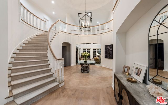 a view of entryway and kitchen