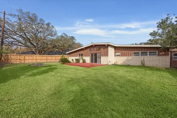 a view of a house with a backyard
