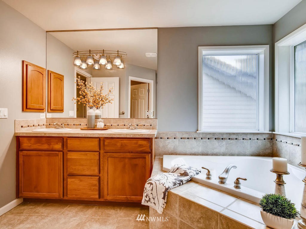 2013 Northeast 26th Place Renton, WA 98056 - Photo 14 of 25 Gallery Image 14