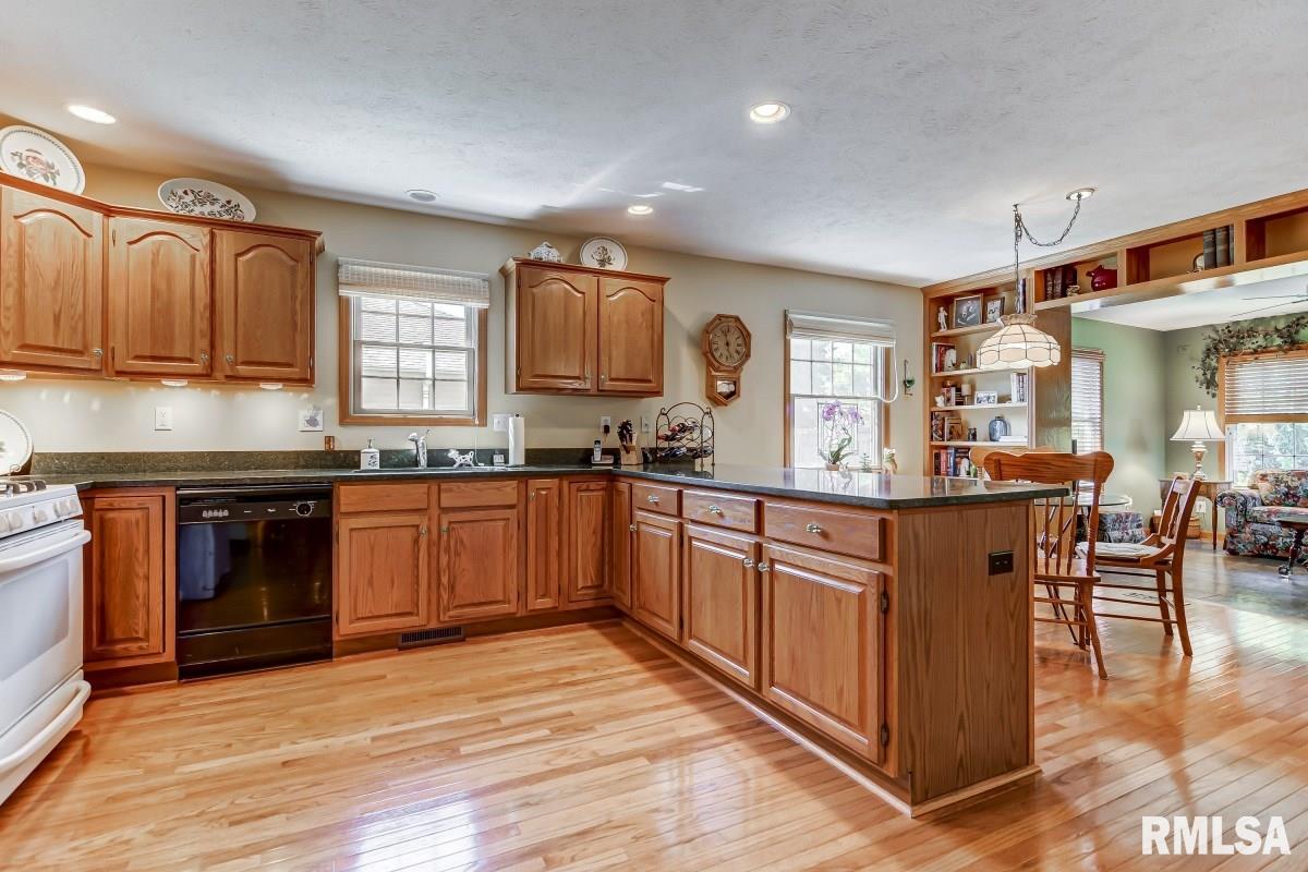 2201 Disar Drive Springfield, IL 62711 - Photo 7 of 45 Gallery Image 7