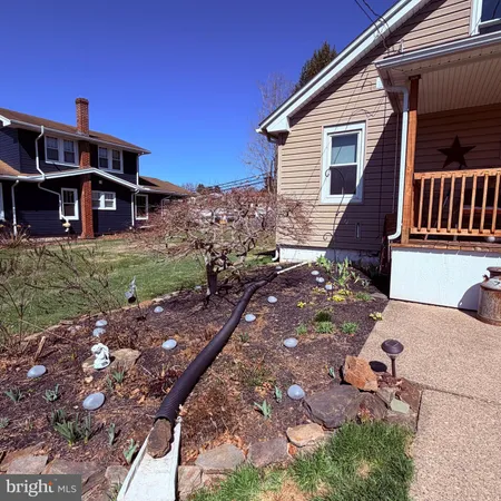 a view of a house with backyard and porch
