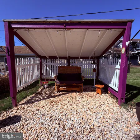 a view of entryway with a yard