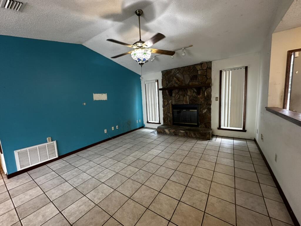 310 Springwood Circle Crestview, FL 32536 - Photo 2 of 14 Living Room