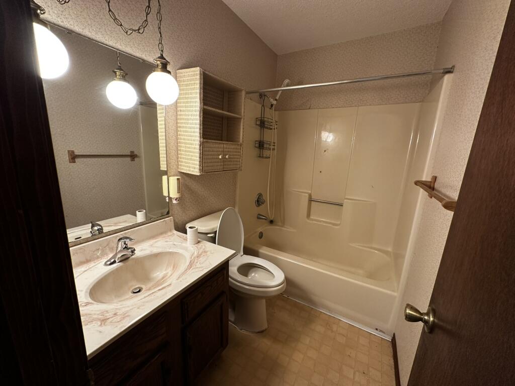 310 Springwood Circle Crestview, FL 32536 - Photo 5 of 14 Hall Bathroom