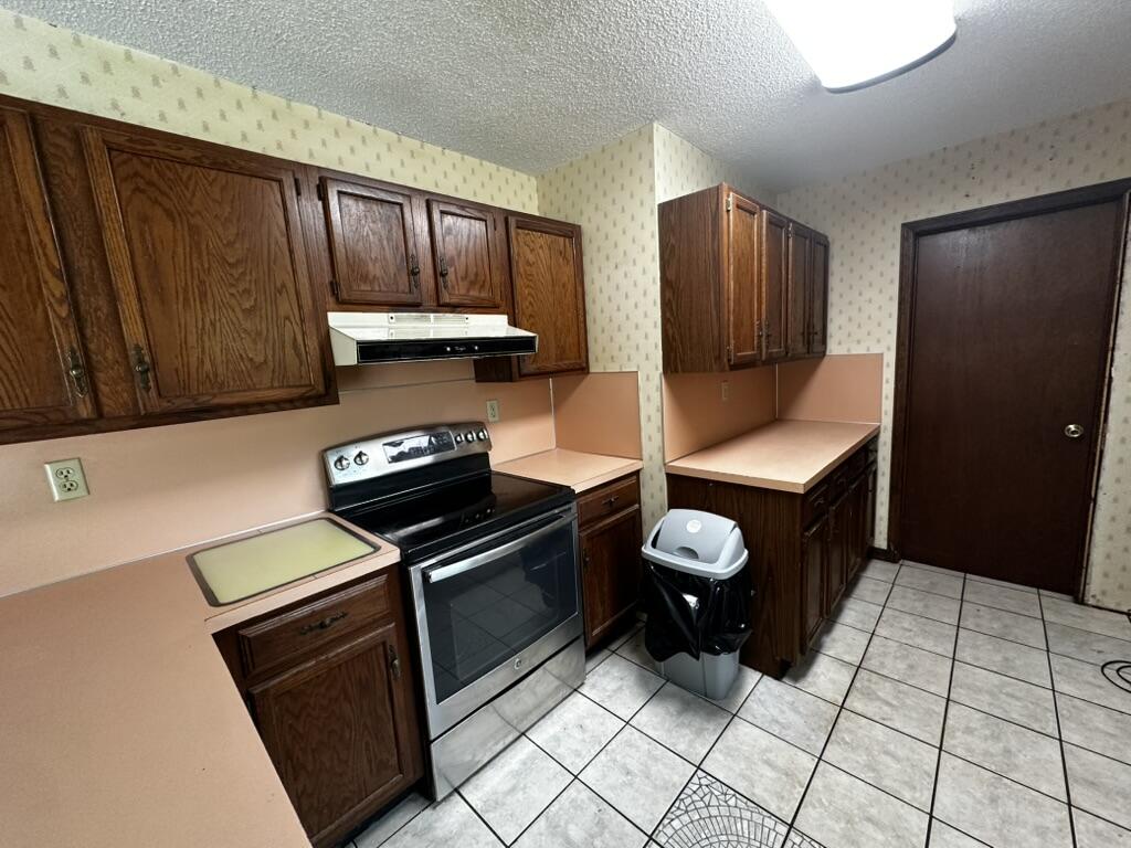 310 Springwood Circle Crestview, FL 32536 - Photo 10 of 14 Kitchen