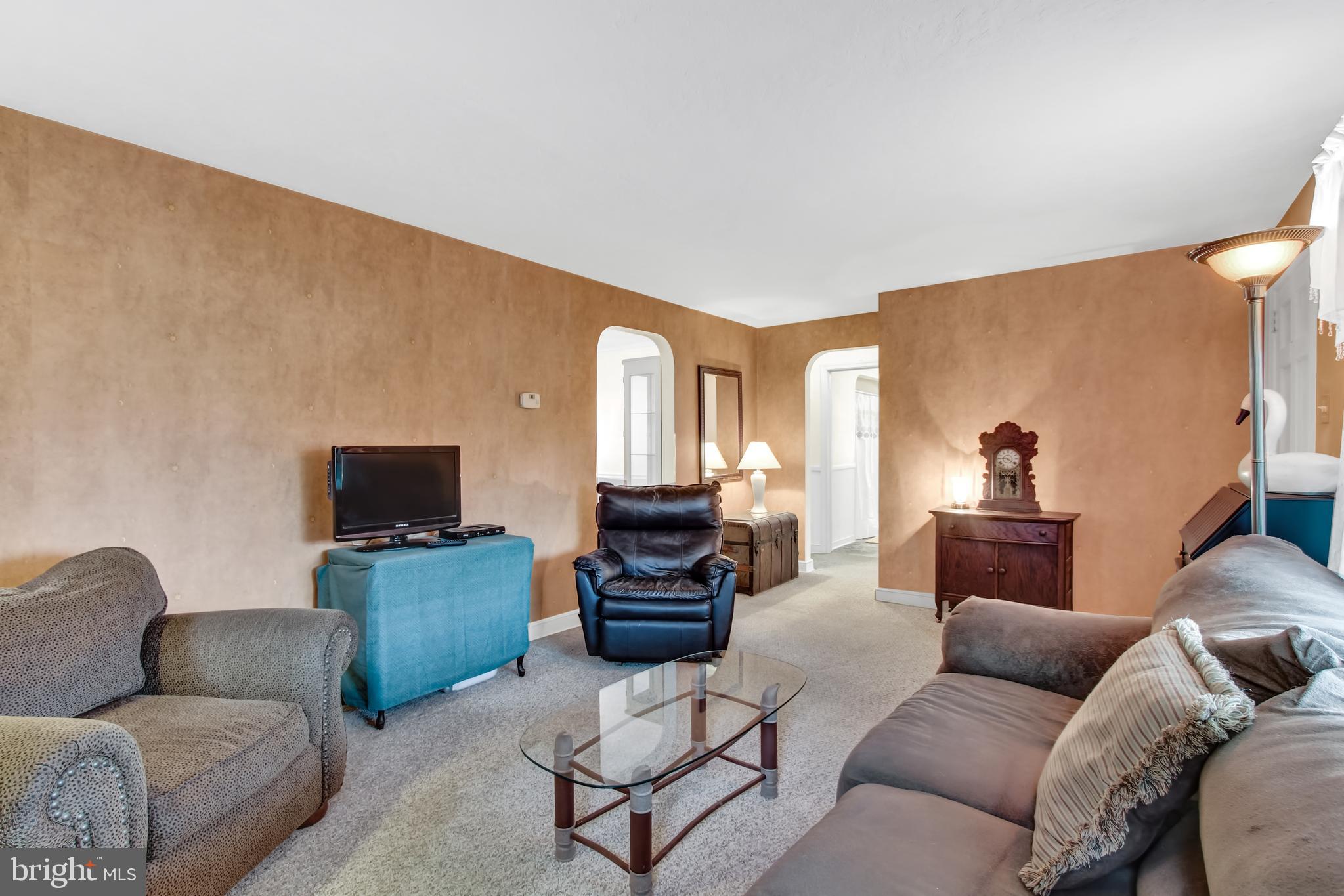 376 Edgehill Road York, PA 17403 - Photo 4 of 28