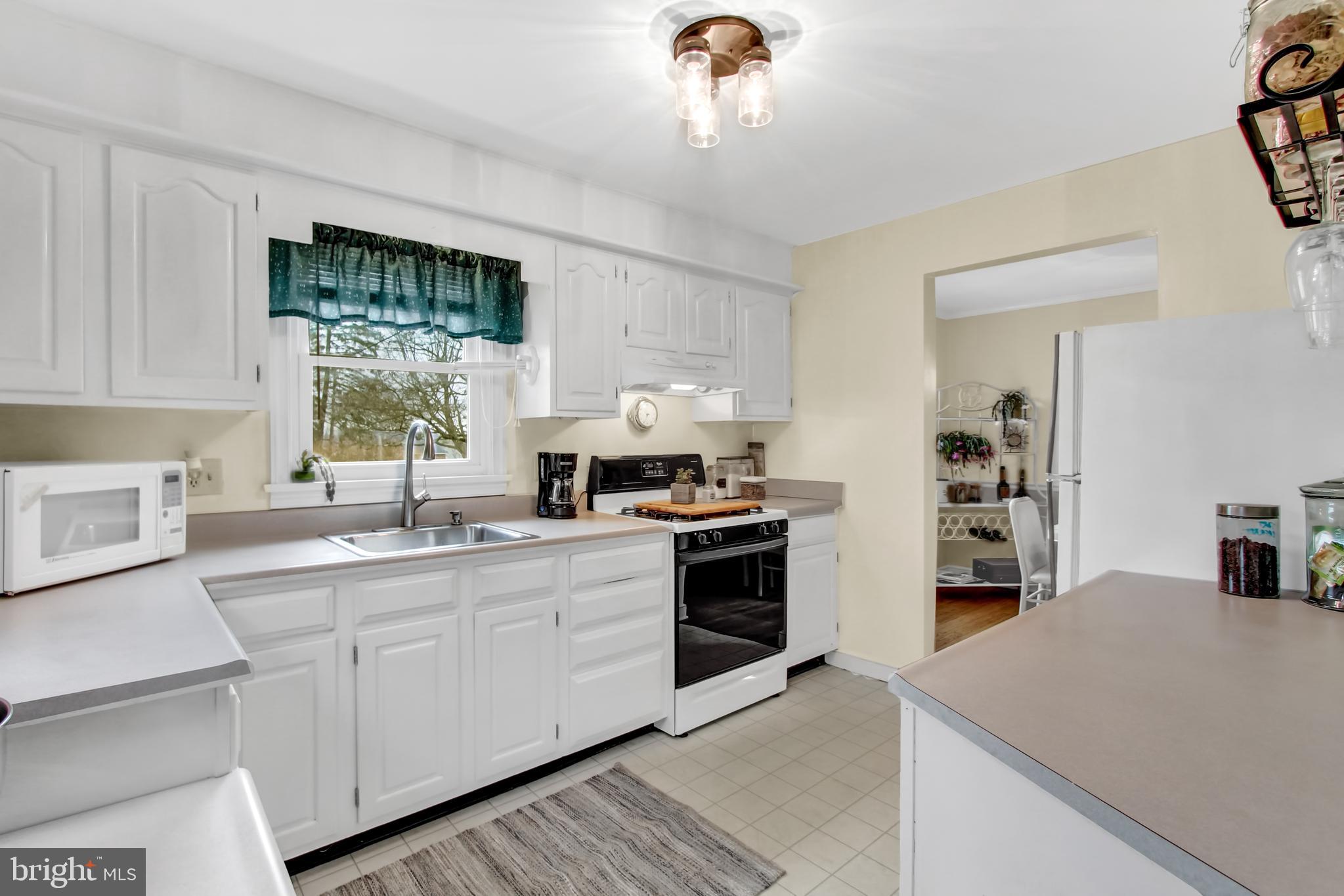376 Edgehill Road York, PA 17403 - Photo 8 of 28