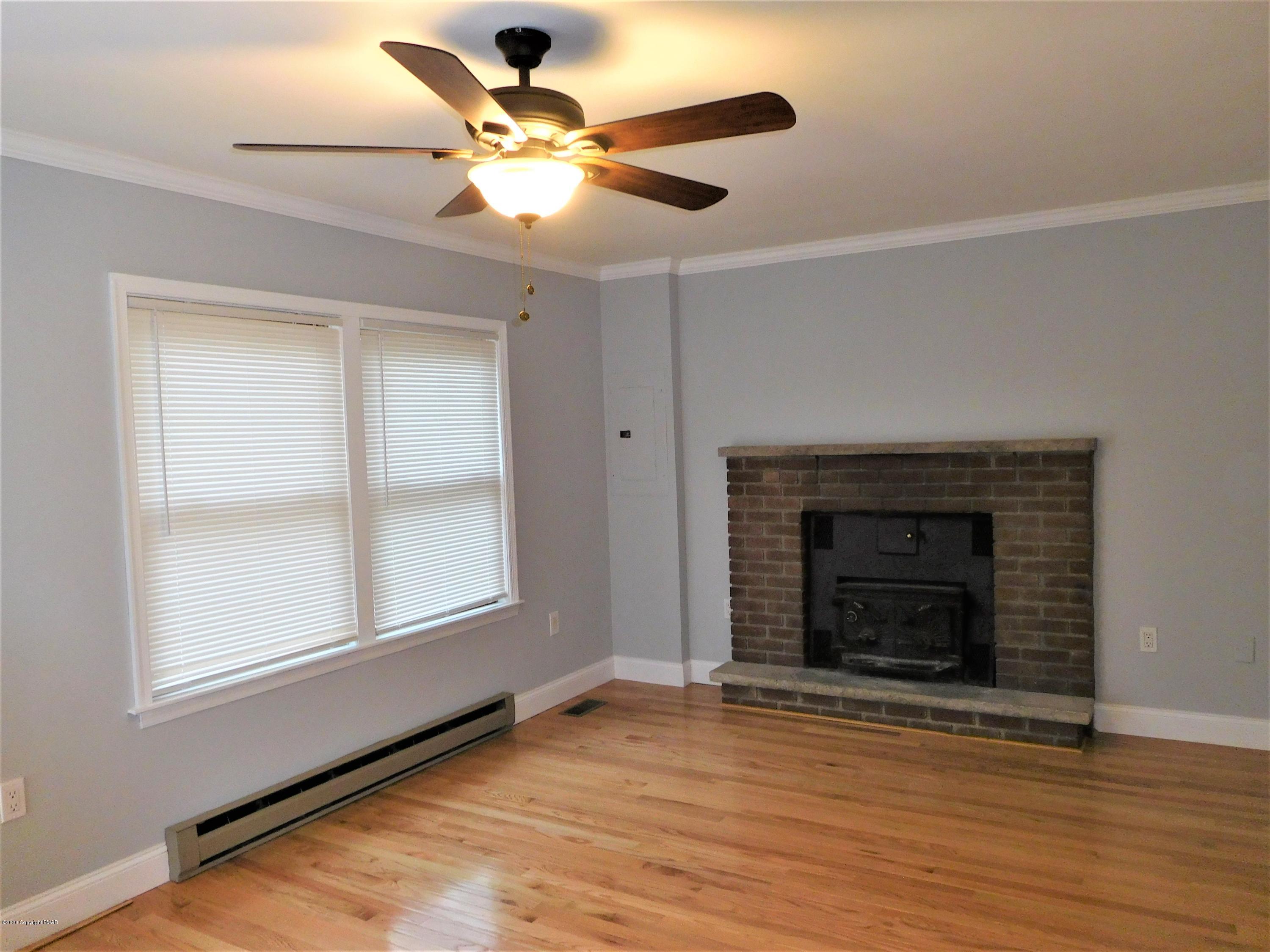303 Barrys Road Effort, PA 18330 - Photo 4 of 10 Living room