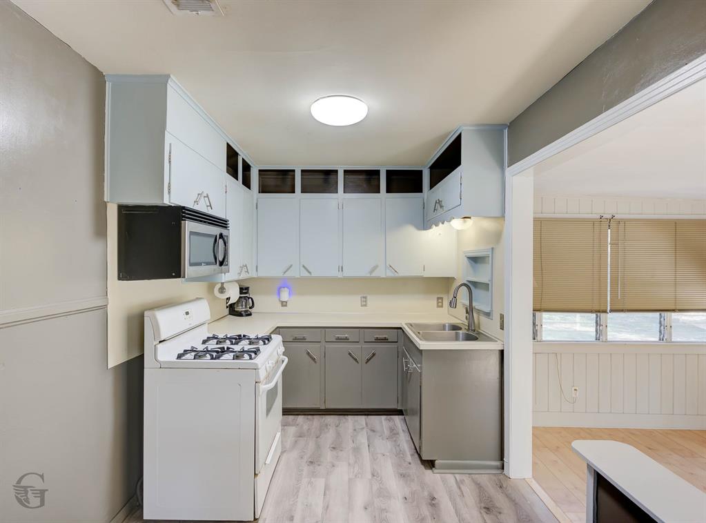 242 Pecan View Drive Minden, LA 71055 - Photo 5 of 20 a kitchen with a sink stove and microwave