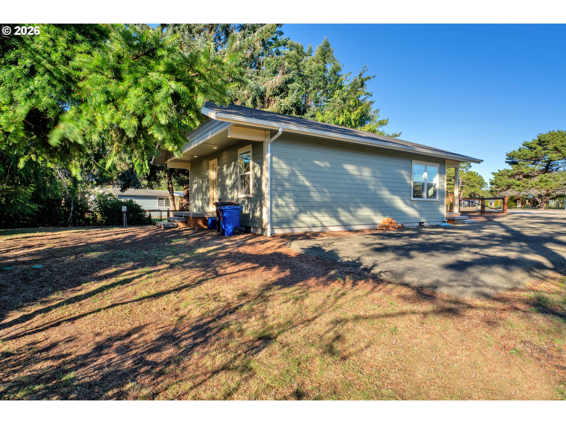 87620 Parkside Drive Florence, OR 97439 - Photo 29 of 35 a backyard of a house with table and chairs
