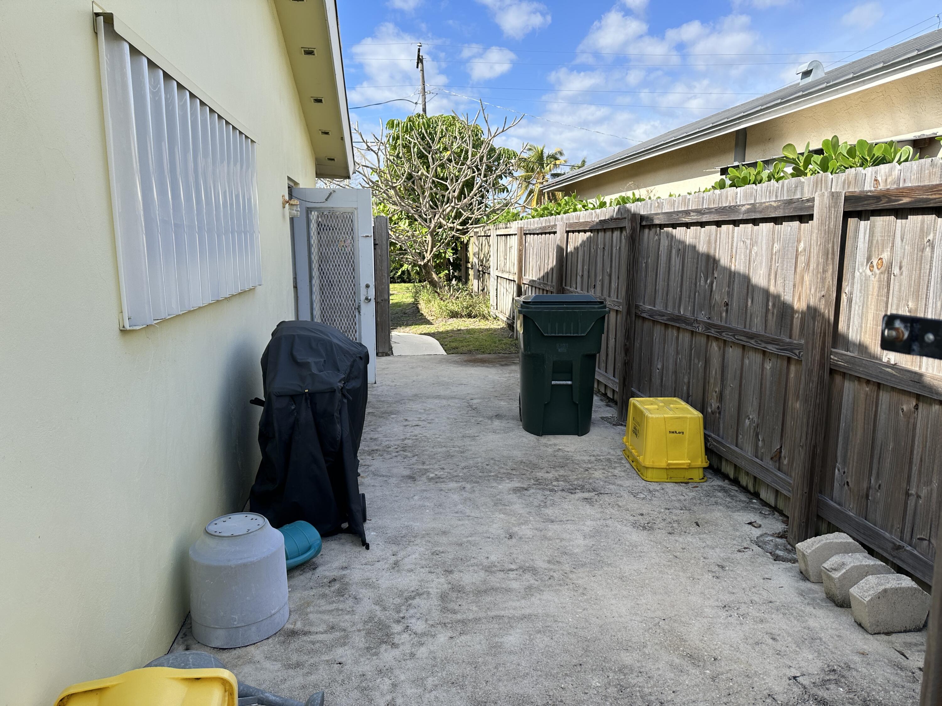 3751 Northeast 5th Avenue Boca Raton, FL 33431 - Photo 28 of 28 RV parking area